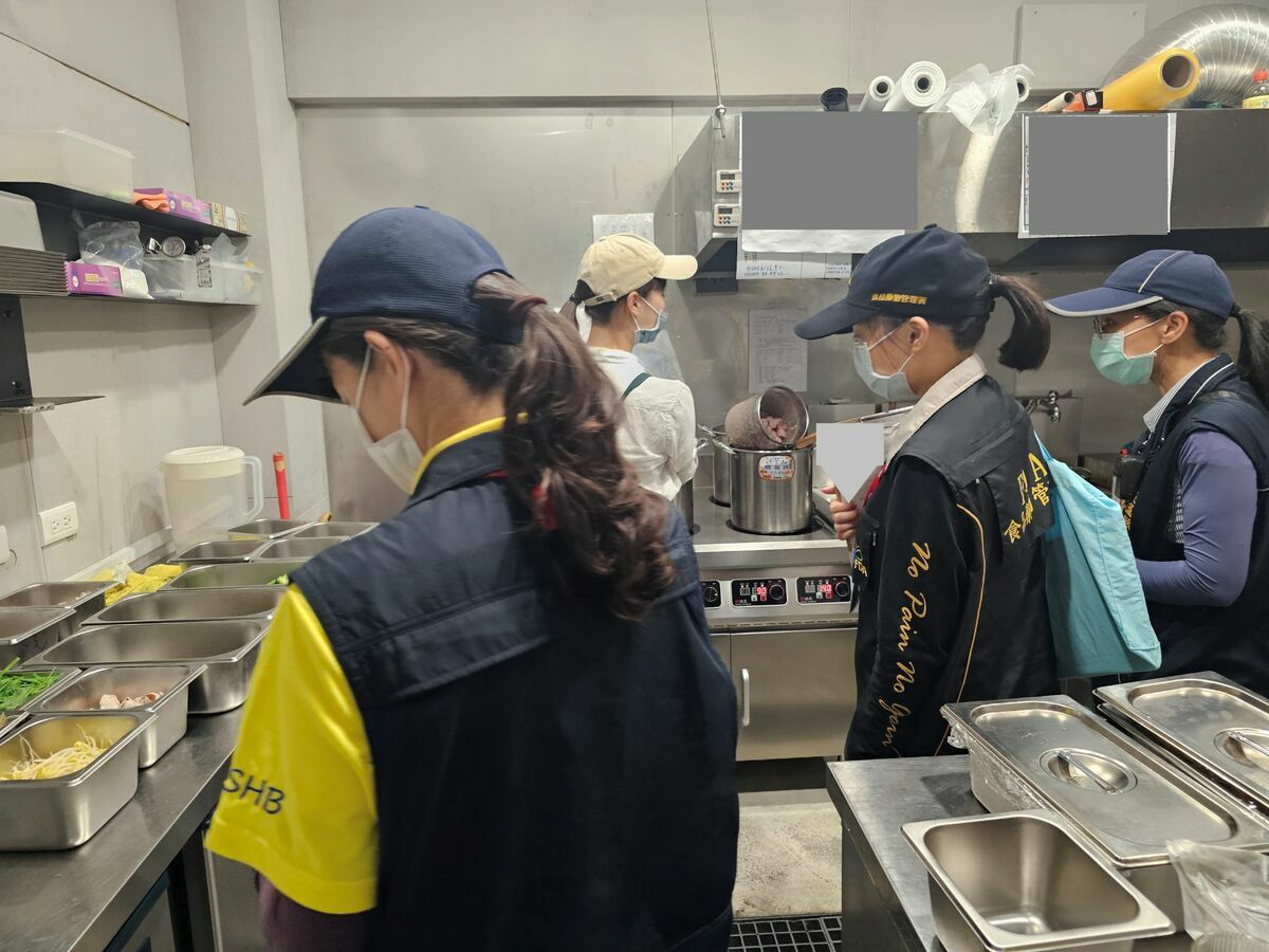 衛福部食藥署今公布「111年輕食料理餐飲業稽查專案執行結果」，總計查獲5家業者標示不實、原料逾期。 圖：食藥署／提供