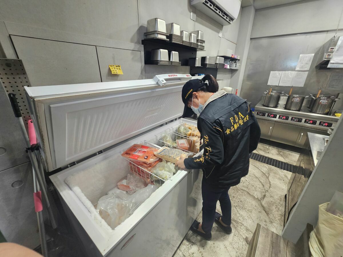 衛福部食藥署今公布「111年輕食料理餐飲業稽查專案執行結果」，總計查獲5家業者標示不實、原料逾期。 圖：食藥署／提供