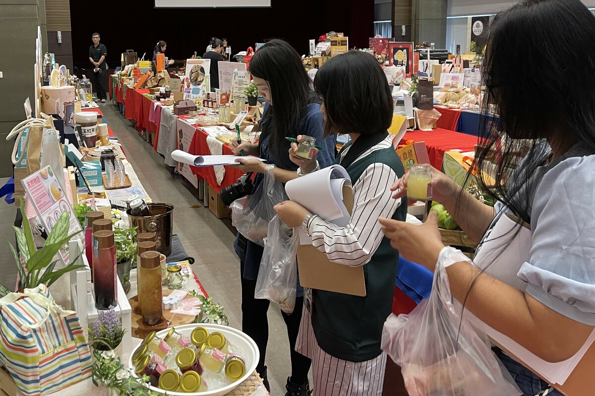 工策會邀請知名美食部落客擔任專家評選委員。 台中市工策會/提供
