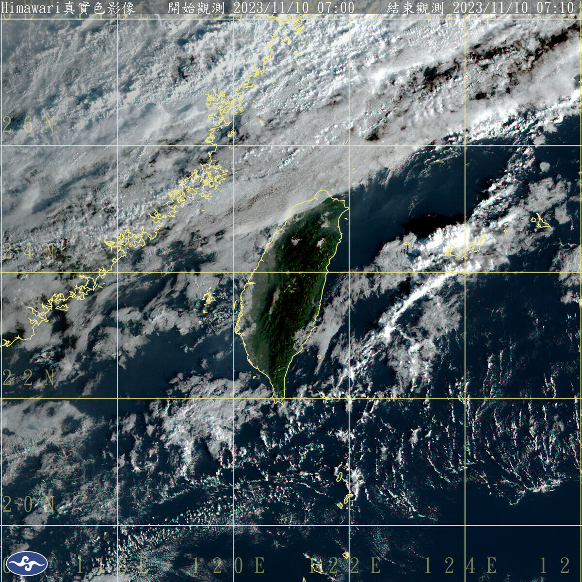 目前在韓國南方海面有個低氣壓，以每小時25公里的速度向東移動，鋒面便由低氣壓的中心向西南西延伸，經台灣北部海面，今天下午起將變天。 圖：中央氣象署／提供