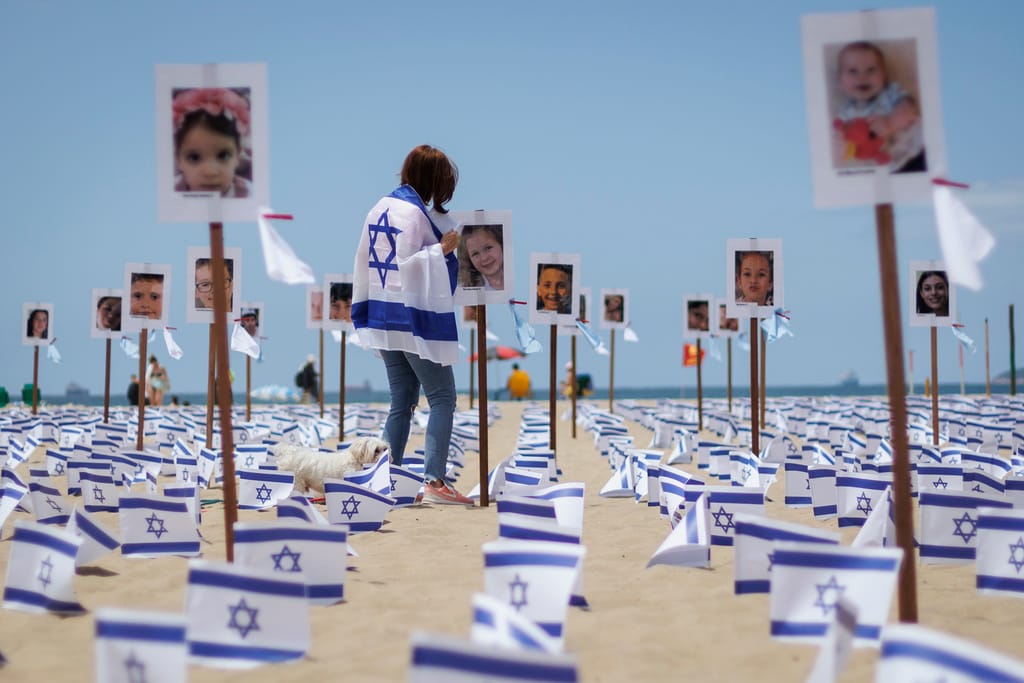哈瑪斯恐怖分子虐殺性侵以色列孩童，追悼活動現場聳立著死亡幼兒的照片。 圖：美聯社／達志影像