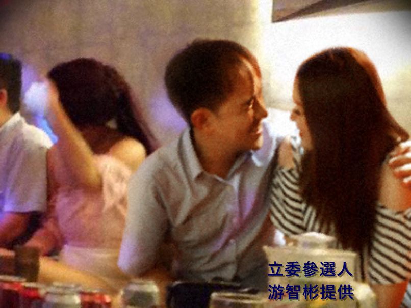 新黨立委參選人游智彬10日上午到民進黨中央黨部前開記者會，爆料民進黨組織部主任林正鴻，白天抗中保台、晚上酒家坐台，還和女生「整個親下去」 圖：游智彬提供