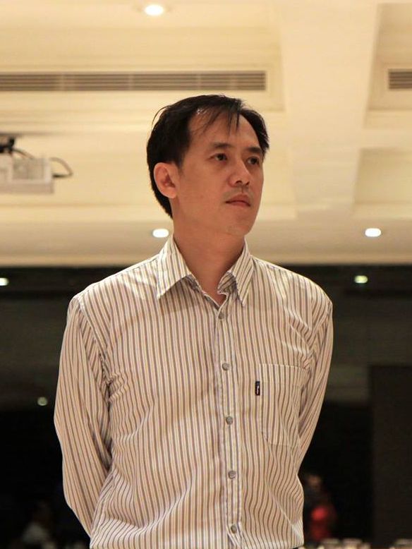 新黨立委參選人游智彬10日上午到民進黨中央黨部前開記者會，爆料民進黨組織部主任林正鴻，白天抗中保台、晚上酒家坐台，還和女生「整個親下去」 圖：游智彬提供
