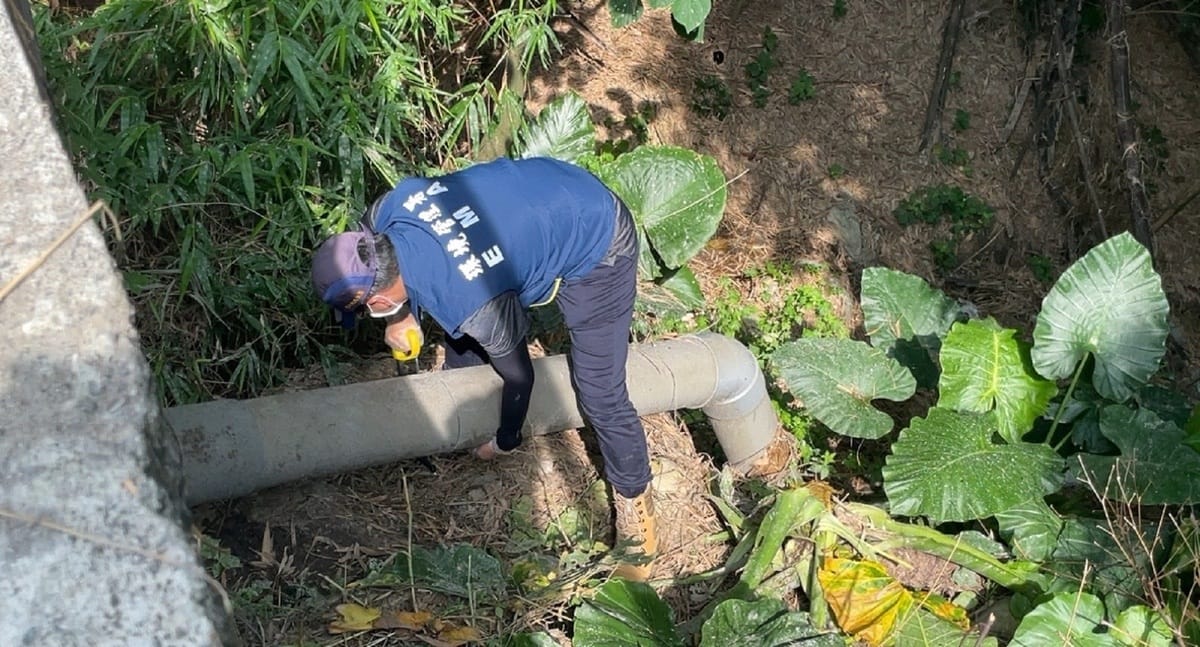 高雄內門某畜牧場業者於原廢水收集池旁連接大口徑塑膠管，將未經處理的畜牧廢水繞流排出，督察人員已進行斷管。 圖：環境部環境管理署／提供