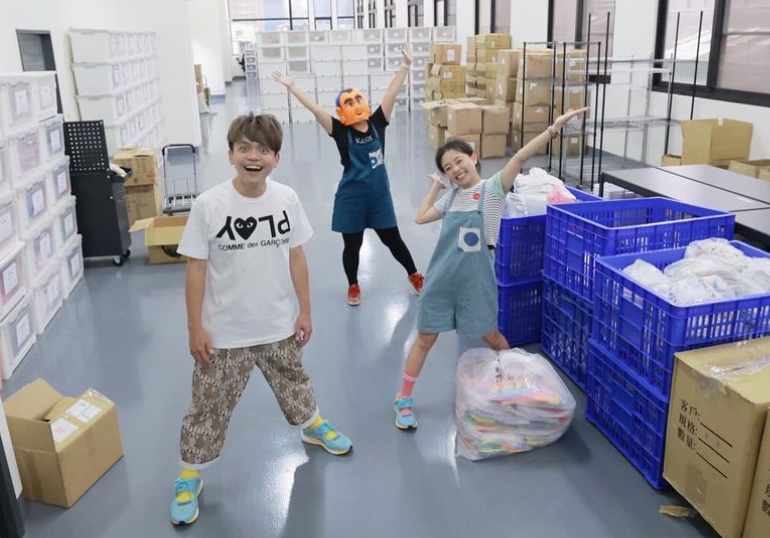 二伯租下400坪的新倉儲辦公室。 圖：翻攝自嘎嫂二伯IG