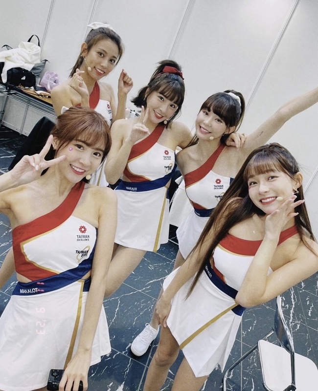 人氣啦啦隊女孩貴貴（後左）、峮峮（後中）、Yuri（後右）、孟潔（前左）、林襄（前右）組隊前往日本東京參加「台灣形象展」。 圖：翻攝自峮峮IG