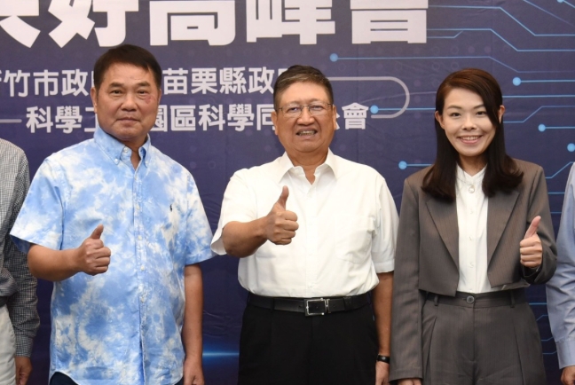 新竹縣長楊文科、新竹市長高虹安及苗栗縣長鍾東錦聯合聲明支持藍白合「全民調」產出最強正副總統人選。 圖：翻攝苗栗縣政府臉書