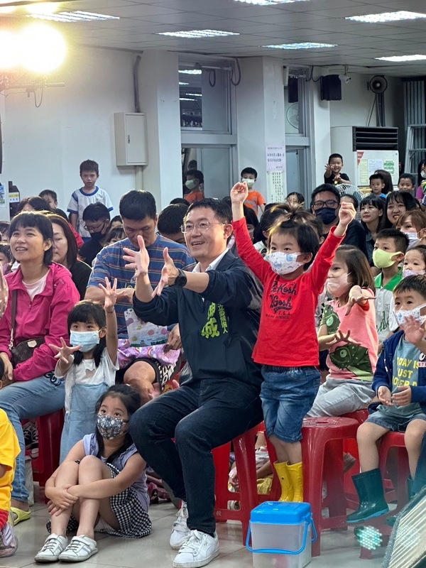 民進黨立委參選人李坤城與三重幼兒教保協會攜手舉辦兒童劇團表演。 圖：李坤城競選總部提供