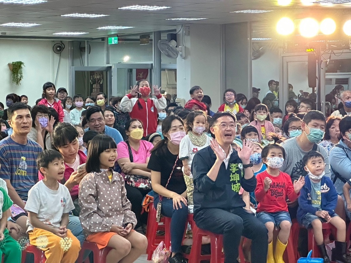 民進黨立委參選人李坤城與三重幼兒教保協會攜手舉辦兒童劇團表演。 圖：李坤城競選總部提供