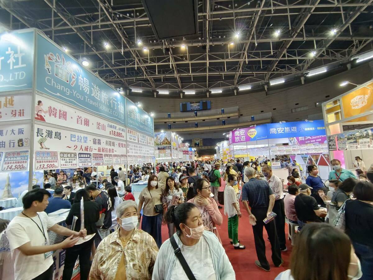 巨蛋冬季旅展首日即迎來滿滿人潮。 圖：孫家銘攝