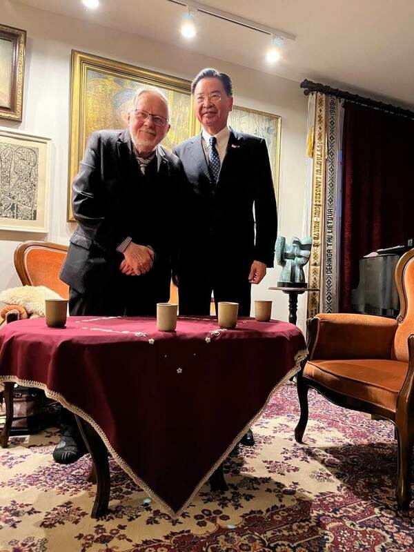 外交部長吳釗燮（右）拜訪立陶宛建國國父維陶塔斯．藍斯柏斯基（左）。 （圖取自twitter.com/MOFA_Taiwan）