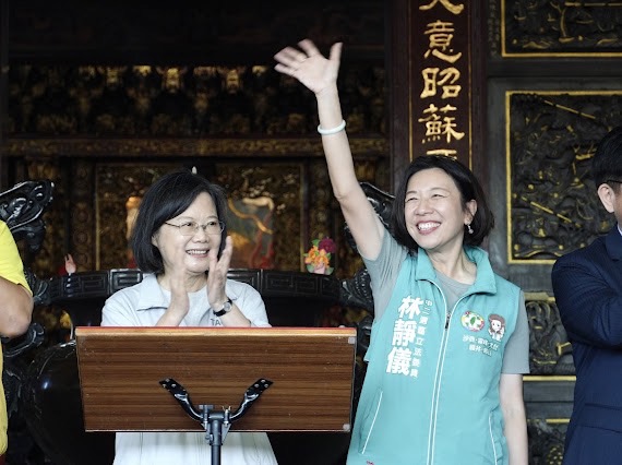 總統蔡英文今赴台中市龍井區無極天道監修宮參拜並相挺黨籍立委林靜儀連任。 圖：立法委員林靜儀辦公室/提供