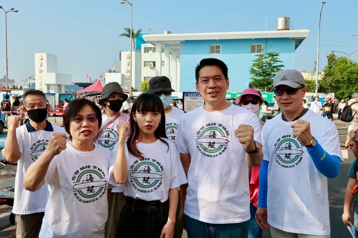 李柏毅(右二)、黃捷(左二)和立委劉世芳(左一)支持國防自主。 圖：李柏毅服務處/提供