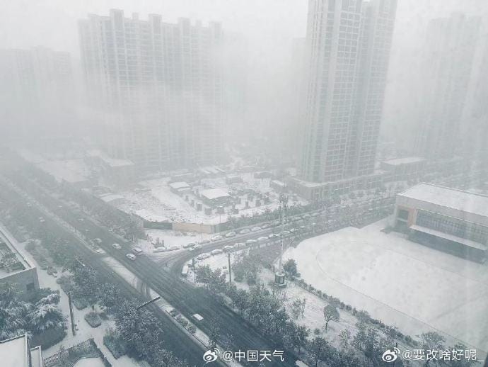 中國陝西省西安今（11）日清晨迎來初雪，然而伴隨皚皚雪霜的，同樣還有陣陣雷聲，反常現象嚇壞不少網友。 圖：取自微博