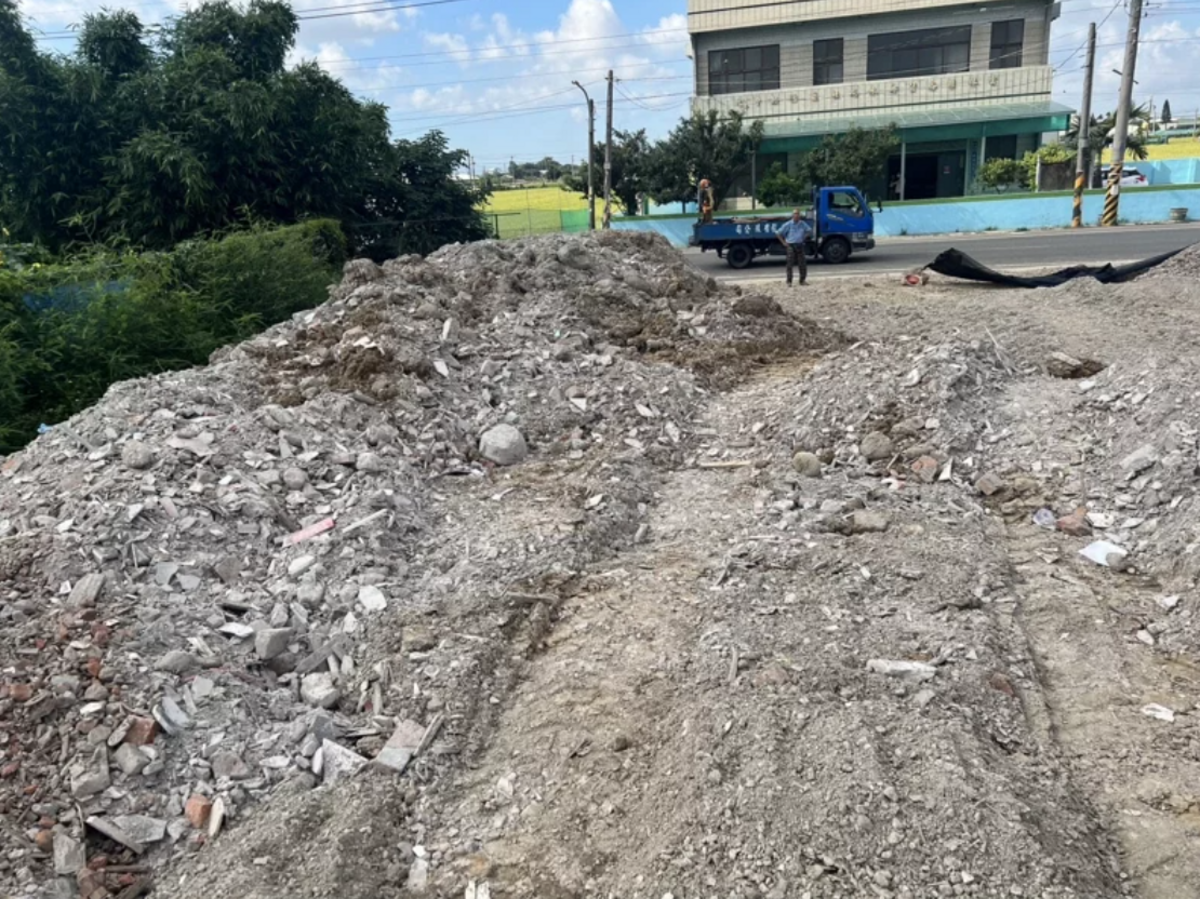 內政部今日表示已運用衛星影像監控國土變異點，並用GPS追蹤載運營建剩餘土石的車輛，杜絕非法傾倒廢土的情形。 圖：翻攝畫面