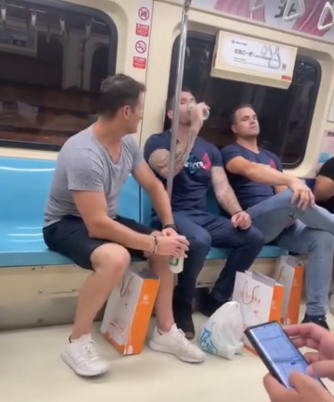 澳洲消防員來台交流卻被民眾目擊在捷運車廂中喝起啤酒，對此澳洲消防員領隊Dave道歉表示他們沒看到「禁止飲食」的標語，覺得非常羞愧。 圖：翻攝自waltermshih Thread