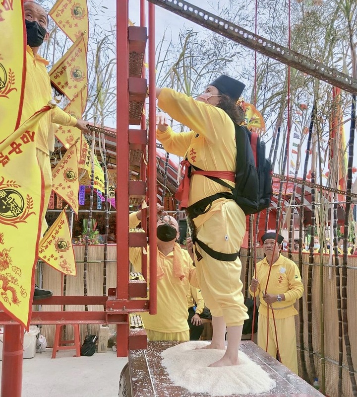 蕭晏渝主持登刀梯。 聖和真武宮/提供