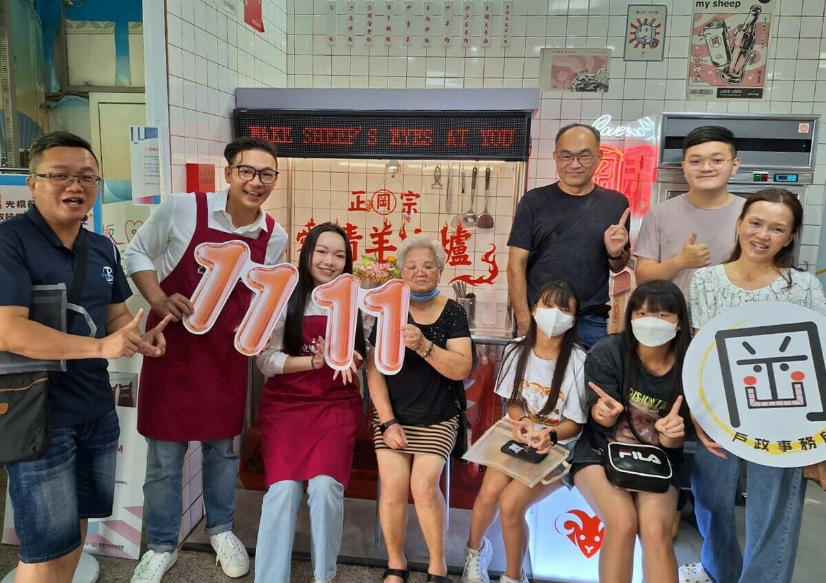 岡山戶政舉辦扭蛋抽獎活動慶祝光棍節。 圖：高雄市岡山戶政事務所/提供