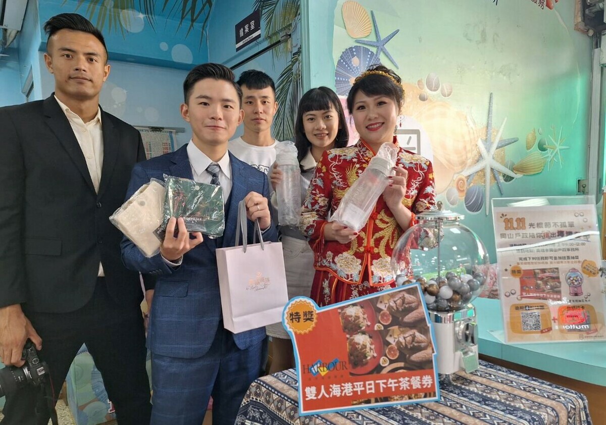 新人登記結婚扭蛋抽獎獲得海港雙人餐券， 圖：高雄市岡山戶政事務所/提供