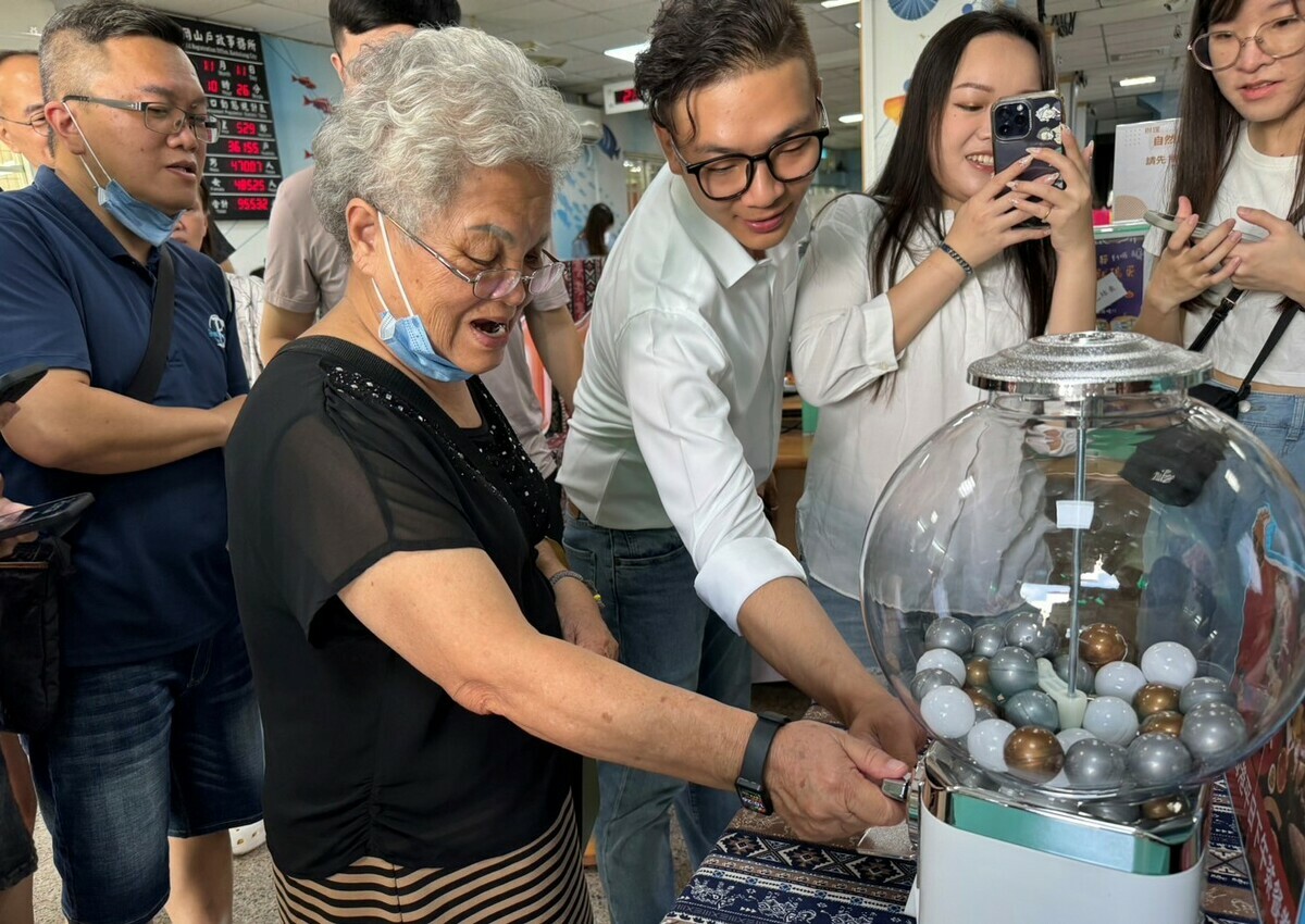 阿嬤也來抽扭蛋碰運氣。 圖：高雄市岡山戶政事務所/提供