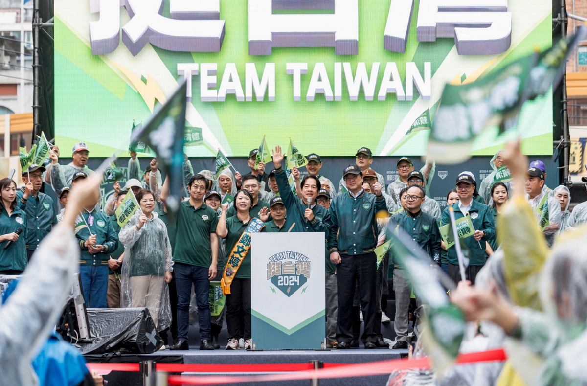 民進黨總統參選人賴清德與立法委員蔡適應、基隆立委參選人鄭文婷、內政部長林右昌、基隆市議長童子瑋等人，11 日在基隆聯合競總成立大會同框站台。 圖 : 賴清德競辦提供