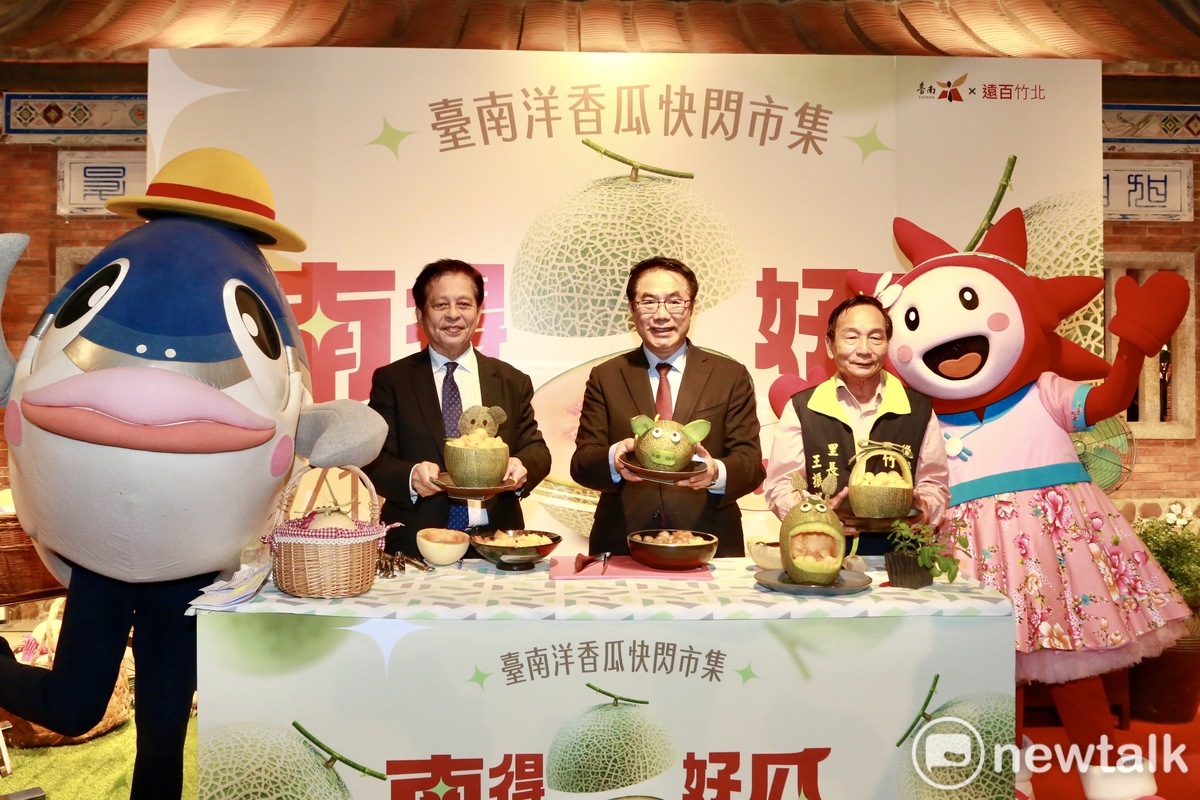 11月為台南洋香瓜產季，台南市長黃偉哲賣力行銷，繼上週板橋的展售會，今日再前往新竹縣遠東百貨竹北店，力薦台南洋香瓜。 圖：台南市政府提供