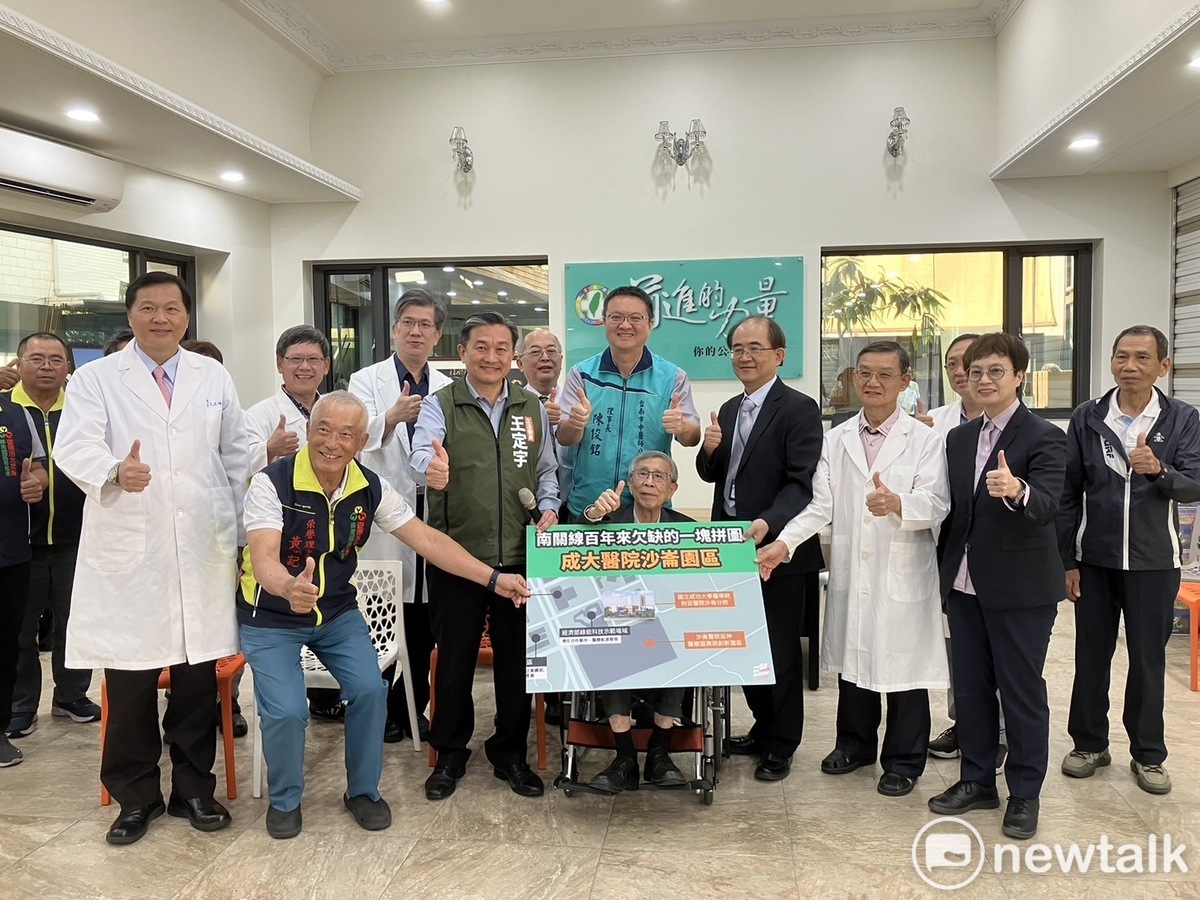 立委王定宇舉行「南關線百年來欠缺的一塊拼圖—成大醫院沙崙園區」記者會，他表示，在沙崙醫院即將奠基之際，特邀曾共同爭取沙崙醫院的相關人士來還原過程始末。 圖：黃博郎／攝