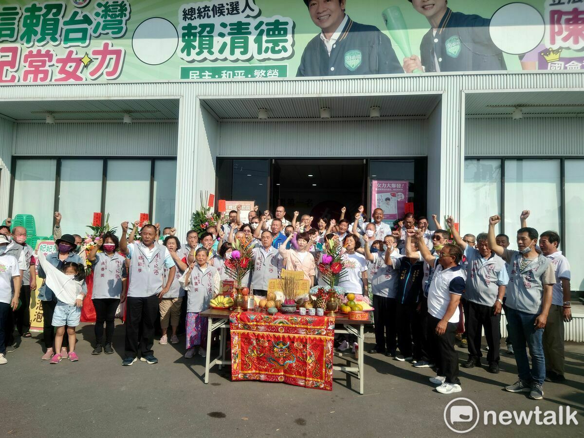 立委陳亭妃舉辦首場「妃妃姐姐～陳亭妃揪大人囝仔回來咱的兜」活動，並宣示服務處轉型成為總統賴清德、立委陳亭妃聯合競選總部。 圖：黃博郎／攝