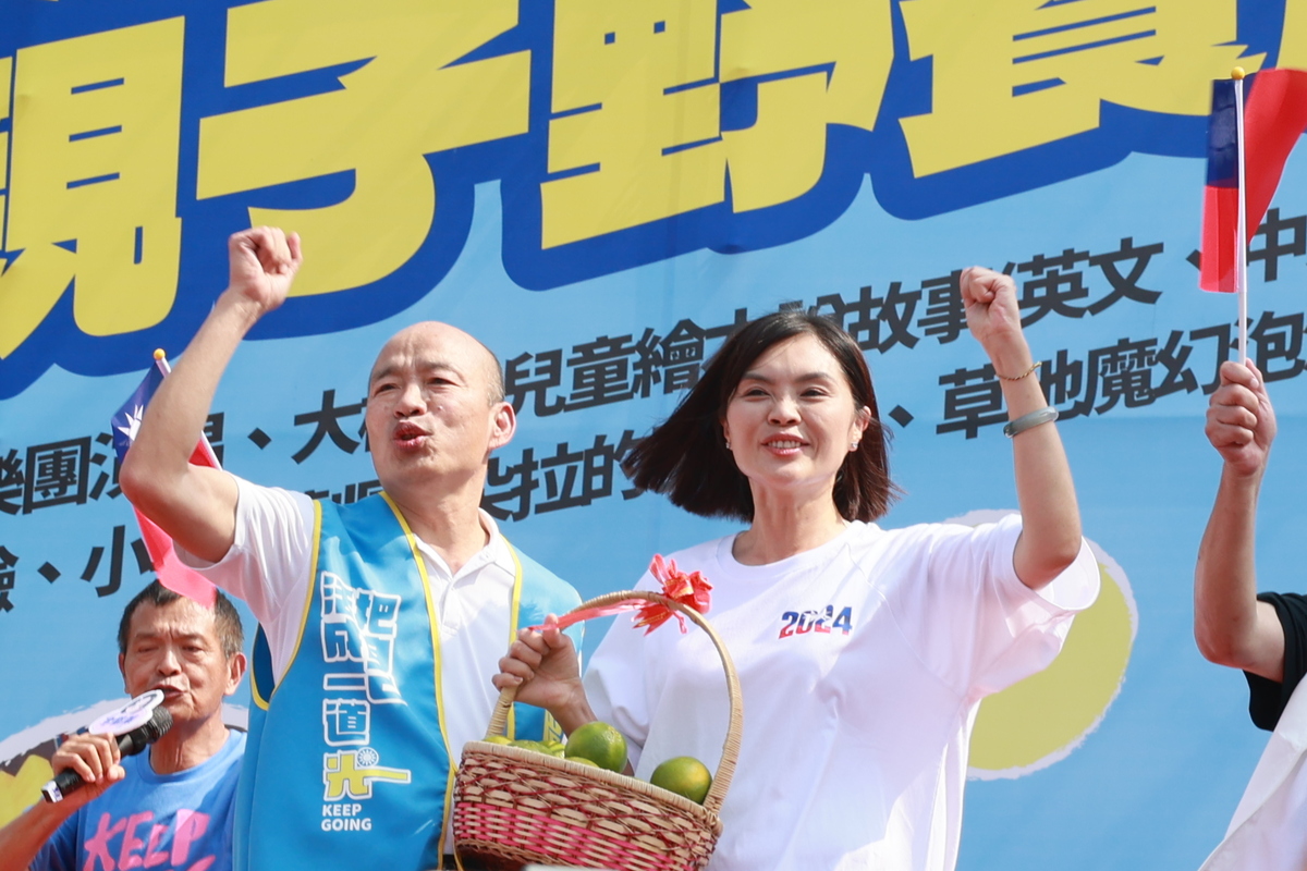 韓國瑜(左)為李眉蓁加油打氣。 圖：李眉蓁競總/提供