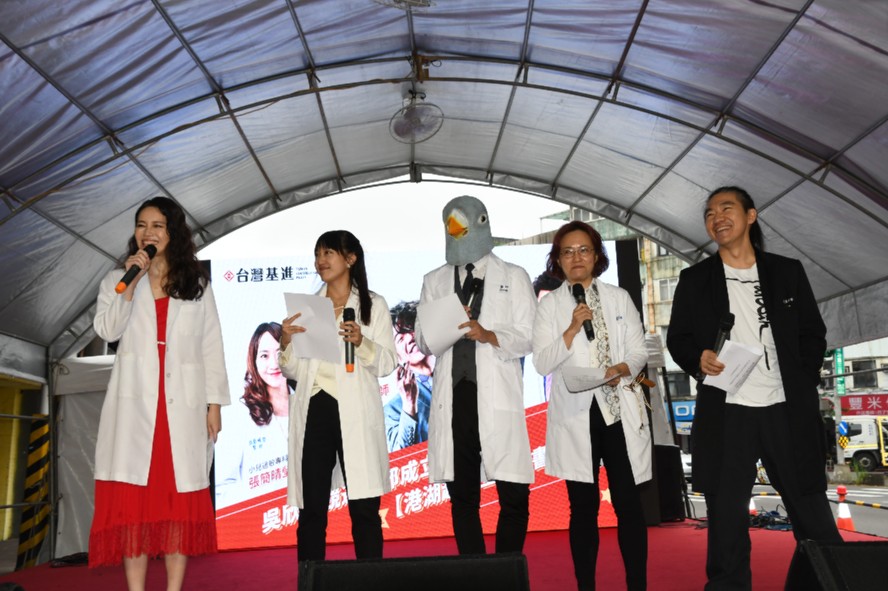 一群醫生支持吳欣岱。 圖：邱萬興攝