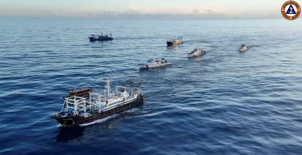 菲律賓當局 11 日譴責北京部署了 5 艘海警船和 5 艘海軍艦艇，試圖阻攔菲律賓對於前哨據點部隊的例行性補給。 圖 : 翻攝自菲律賓海岸警衛隊 X