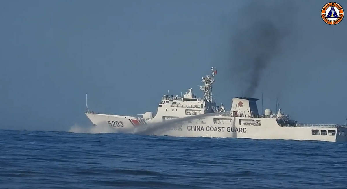 菲律賓當局 11 日指控，中國海警船艦在南海仁愛暗沙附近針對菲律賓船隻進行「危險騷擾」行徑，包括發射高壓水柱。 圖 : 翻攝自菲律賓海岸警衛隊 X