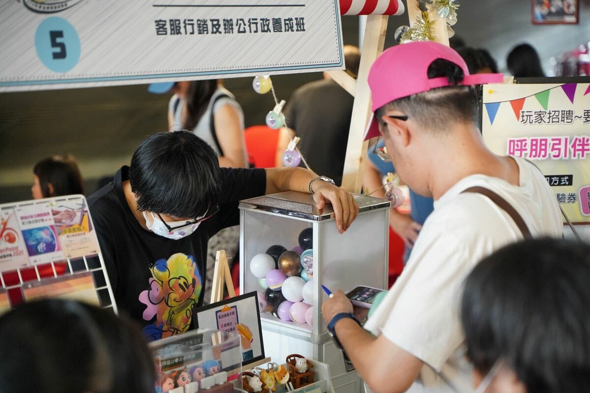 身心障礙者職訓班學員設攤秀出訓練成果。 圖：高雄市勞工局/提供