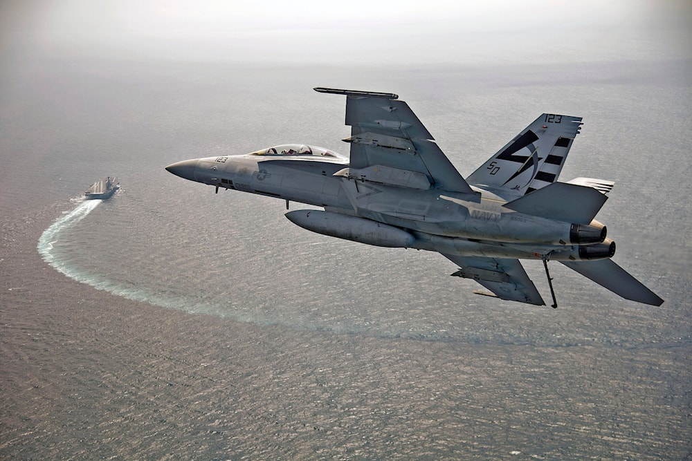 圖為一架隸屬於美國海軍第 23 空中測試與評估中隊(VX)的F/A-18F超級大黃蜂接近美國傑拉德·R·福特號航空母艦 (CVN 78) 圖 : 翻攝自美國海軍