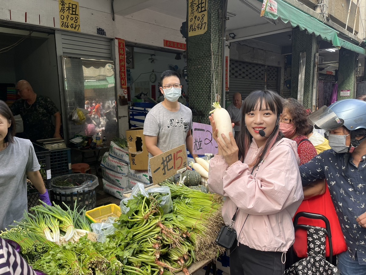 黃捷(右二)在市場掃街，菜販送上菜頭。 圖：黃捷競總/提供