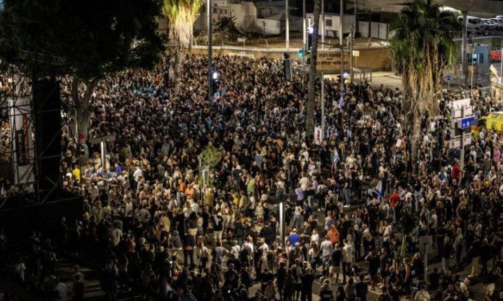 以色列首都特拉維夫（Tel Aviv）從上週開始，已經連續 2 週上演大規模示威活動，民眾要求政府停火並積極解救人質。 圖 : 翻攝自 X @Megatron_ron