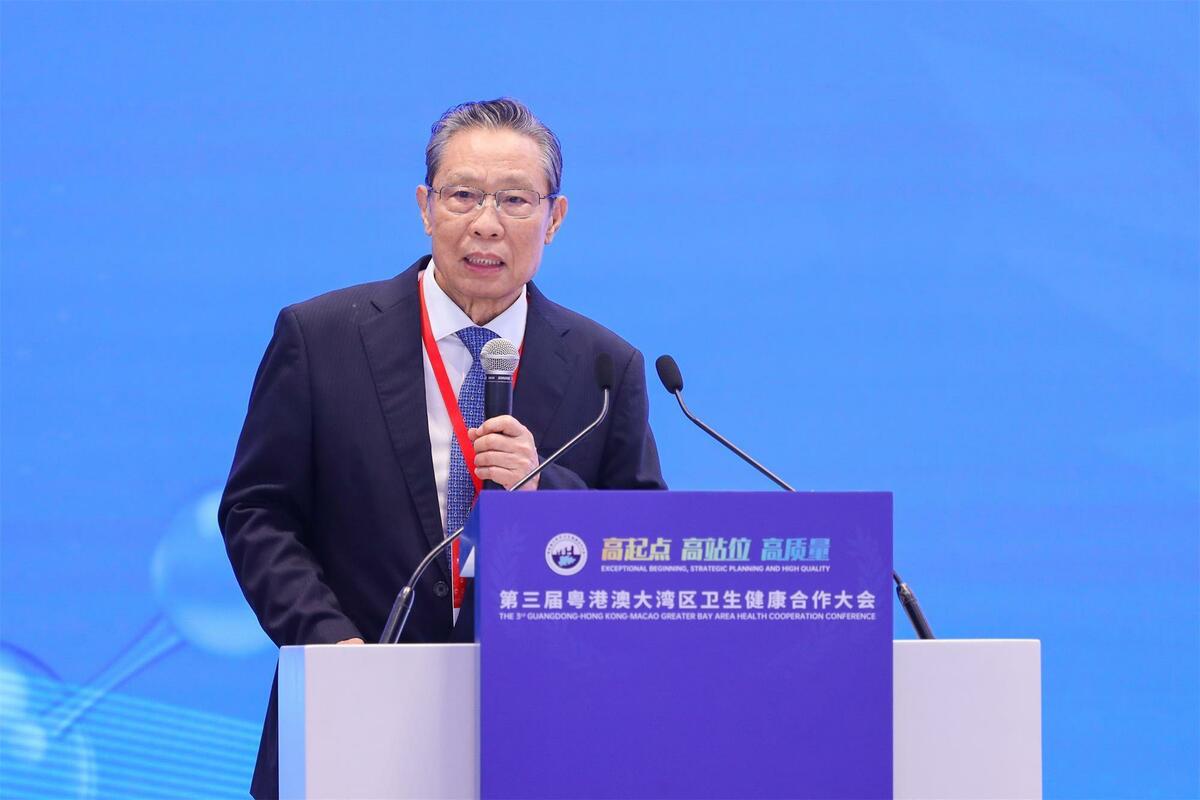 中國官方御用防疫專家鍾南山昨（11）日示警，中國近期將迎接新冠感染小高峰，呼籲老年人、免疫力低下族群盡快接種二代疫苗，言論引發關注。 圖：取自中國媒體