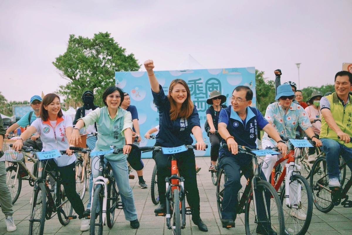 高閔琳(左三)領騎「乘風而騎」單車活動。 圖：高雄市觀光局/提供