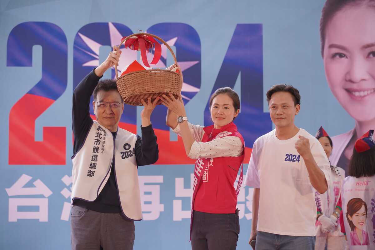 趙少康今(12)日為這次參選新北市樹林、鶯歌、新莊九里立委的洪佳君站台，期許明年在野立委必須過半。 圖 : 翻攝自趙少康臉書