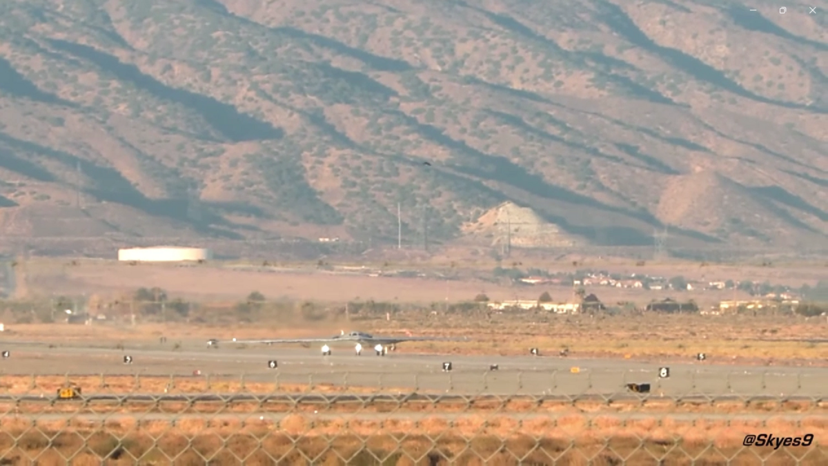 據中國《環球網》報導，B-21“突襲者”隱身戰略轟炸機在美國加利福尼亞州帕姆代爾完成首次試飛。 翻攝自Youtube帳號「Skyes9」