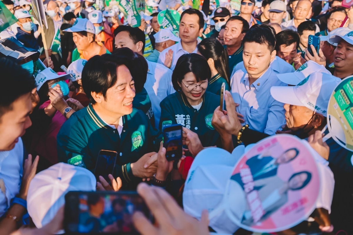 賴清德、黃秀芳一同進場，支持者高喊「凍蒜！」 賴清德競辦/提供