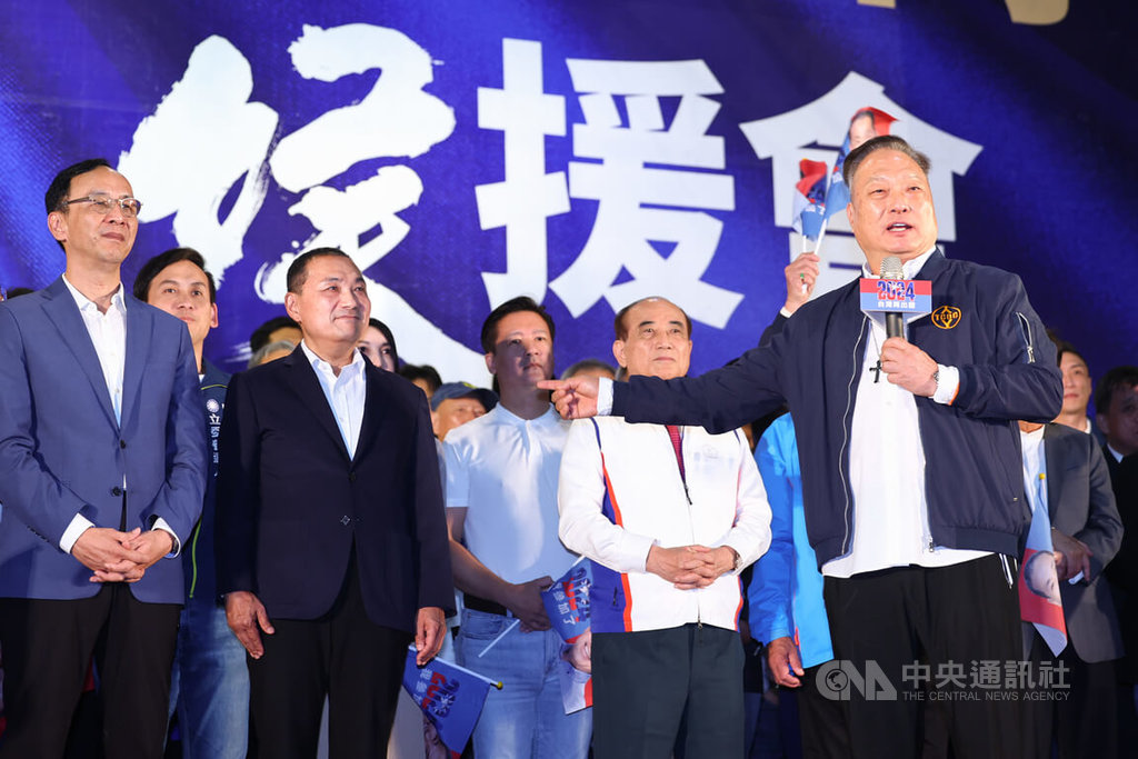 「全國工商團體挺侯友宜後援會」12日在新北市工商展覽中心成立，國民黨總統參選人侯友宜（2排左2）出席，東森集團總裁王令麟（前右）也現身支持，致詞時特別建請黨主席朱立倫（2排左），國民黨要靠自己，泛藍陣營的縣市長絕對有組織動員能力。 圖：中央社提供