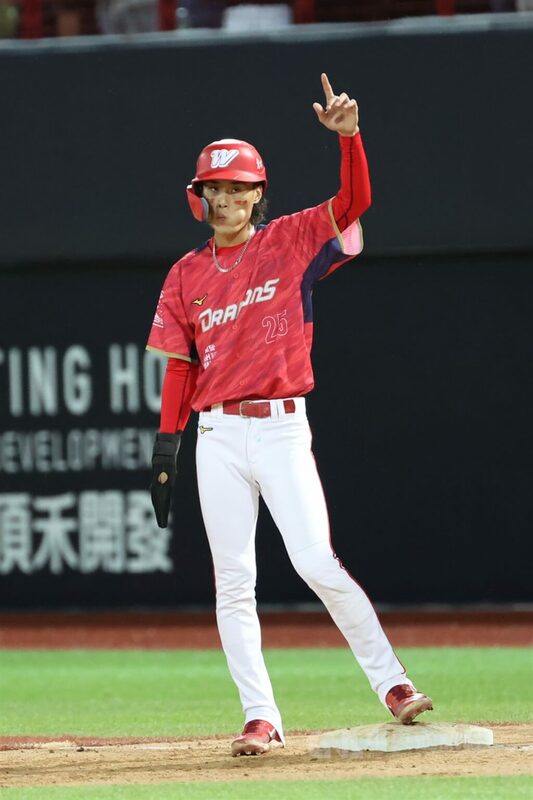 中華職棒總冠軍賽12日在天母棒球場進入決勝第7戰，味全龍隊張政禹（圖）1局下敲出內野安打，助隊拿下全隊首分，也追平雙方比數。 圖：中央社提供