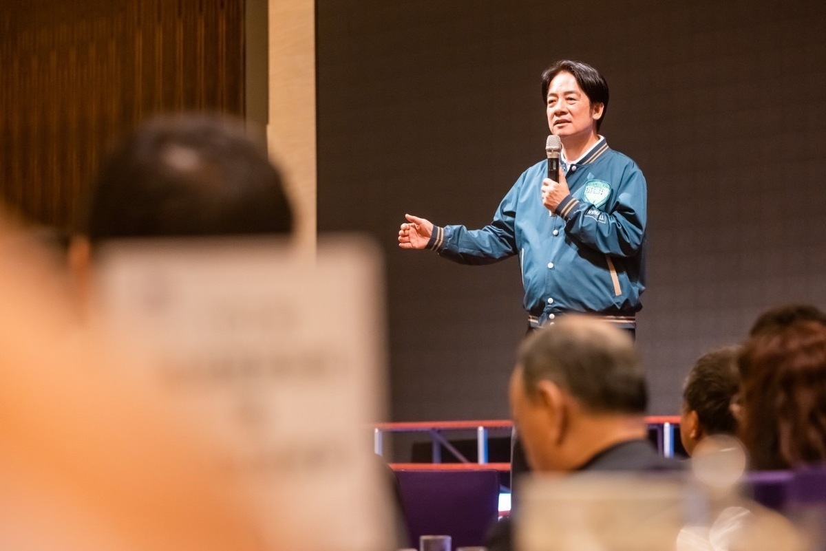 賴清德晚間到新竹市出席「風城醫師論壇暨七師聯誼餐會」，提到「聯合政府」較常出現在內閣制國家，有政權更迭、不夠穩定等狀況，未見過個別政黨在選前未拿出政治藍圖，就提聯合政府，不符合民主政治常態。 圖／賴清德辦公室提供