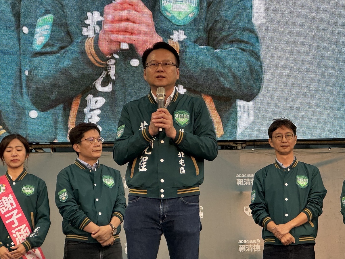 莊競程指出，他的對手黃健豪掛的看板都在說「世代傳承」，他想通了，原來就是對手要把不做事、割稻尾、推卸責任世代傳承。 莊競程競總/提供
