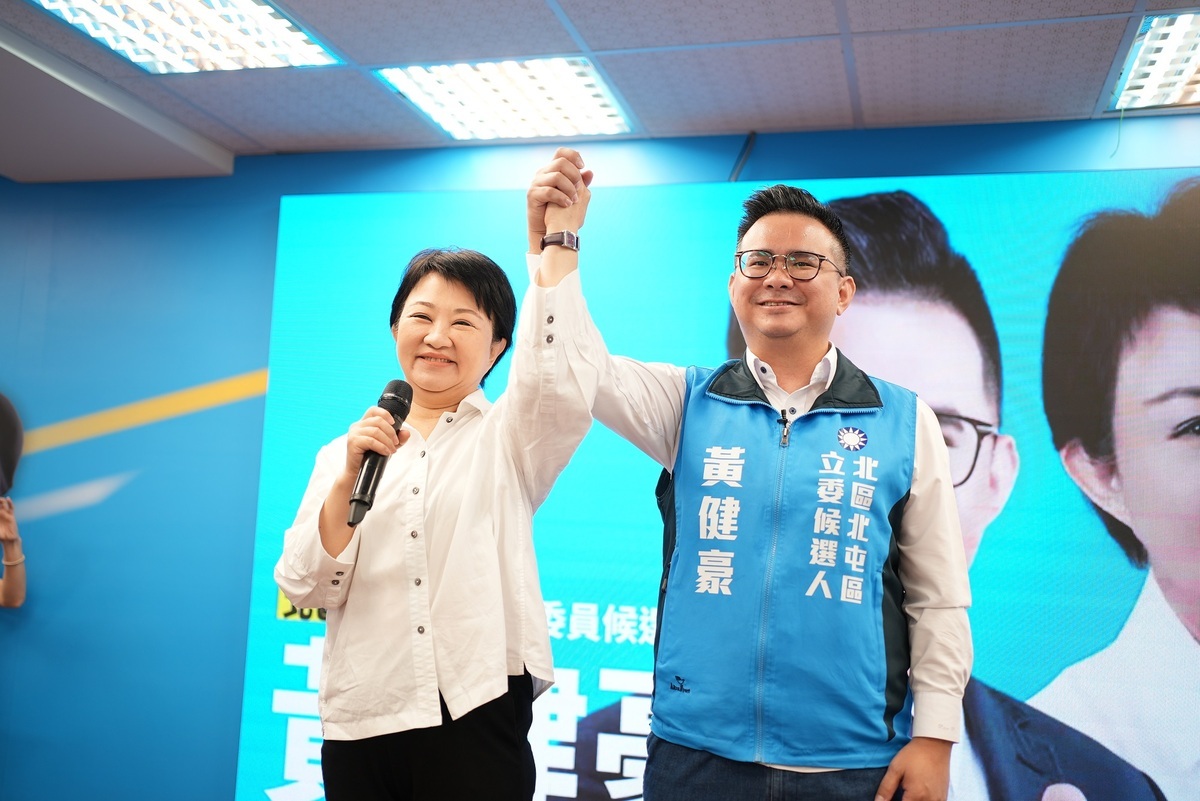 盧秀燕為黃健豪站台時批評民進黨立委都在睡覺。 黃健豪競總/提供