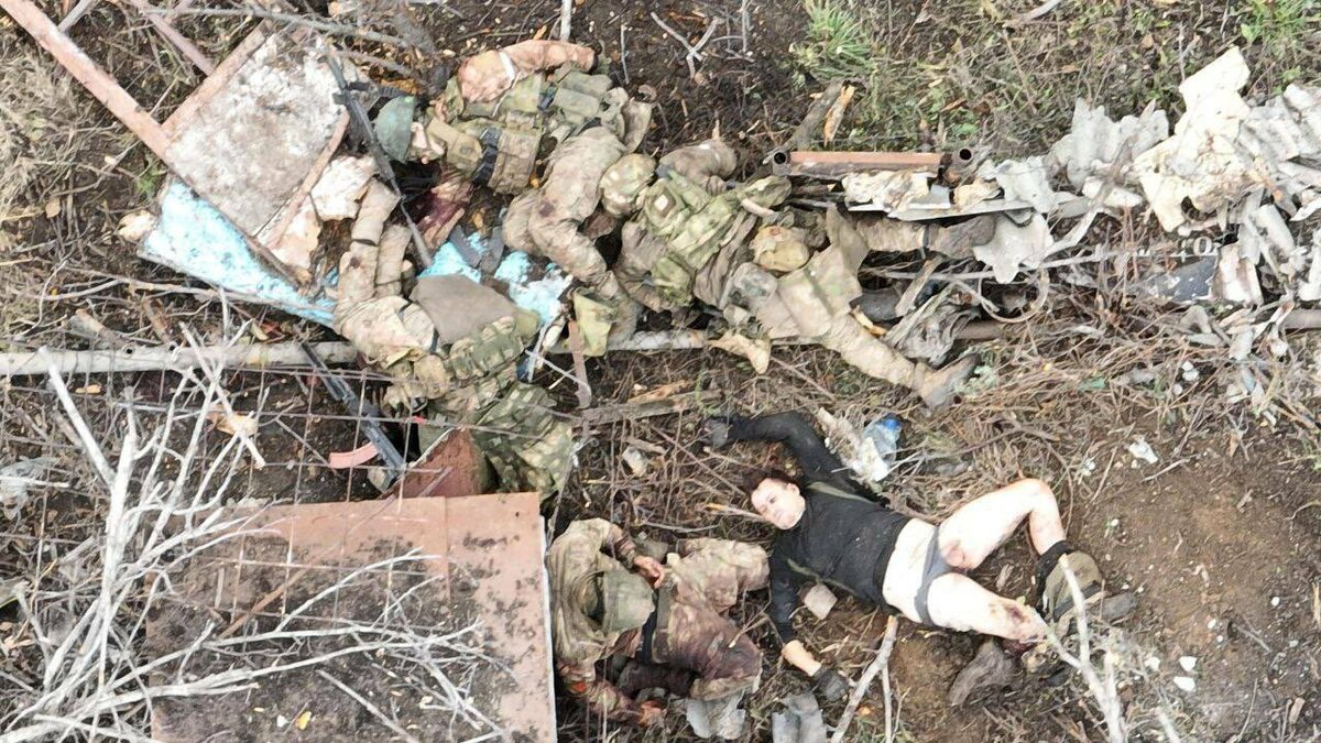 烏俄兩軍在庫皮揚斯克、阿夫迪夫卡和巴赫穆特等地爆發戰鬥。圖為位於阿夫迪夫卡成堆的俄軍屍體。 圖：翻攝自 Cloooud X（前推特）帳號
