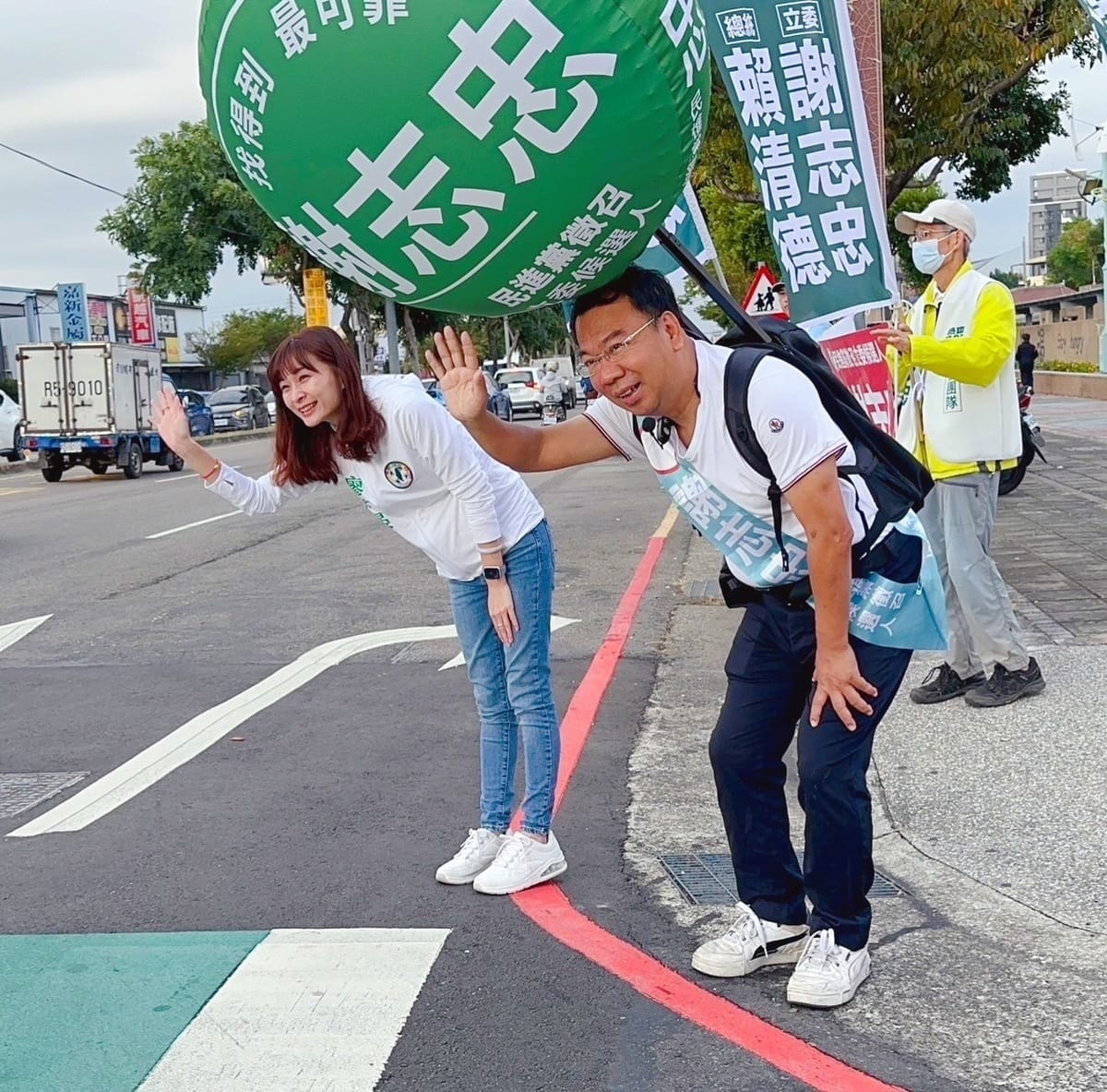 廖芝晏陪同謝志忠在街頭拜票。  謝志忠競總/提供