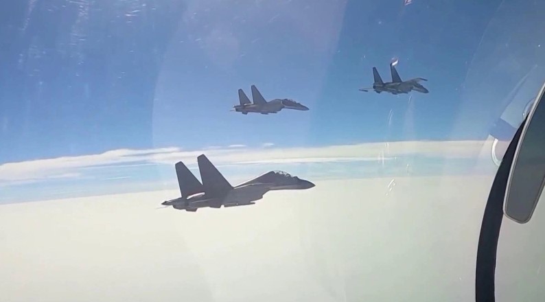 美戰機今年「抵近」中國 2 千多次，對此中國派出軍機驅趕對方。圖為中國軍機。 圖：翻攝自巔峰高地