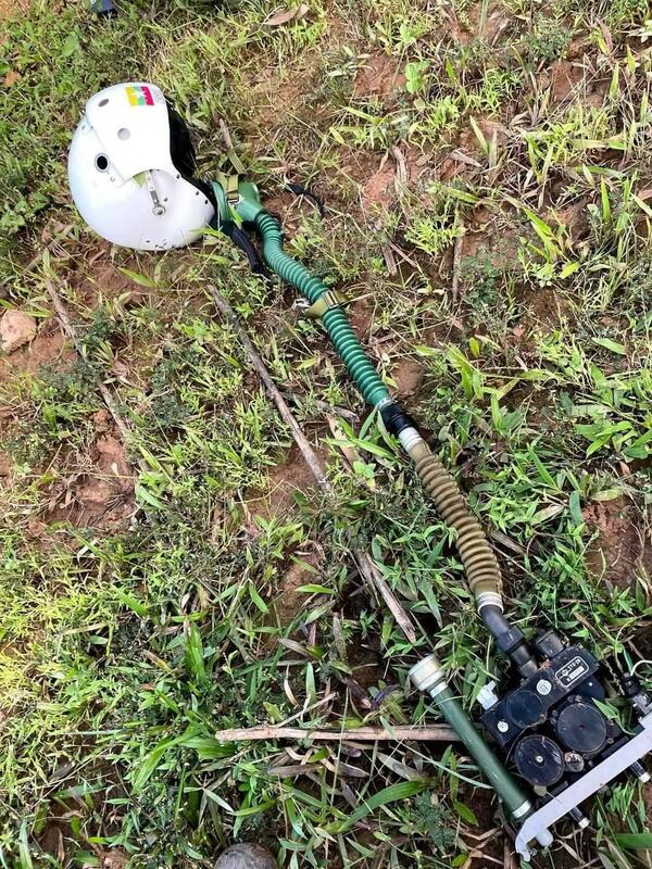 疑似是被擊落的戰機的飛行員遺落的頭盔和降落傘。 圖 : 翻攝自臉書